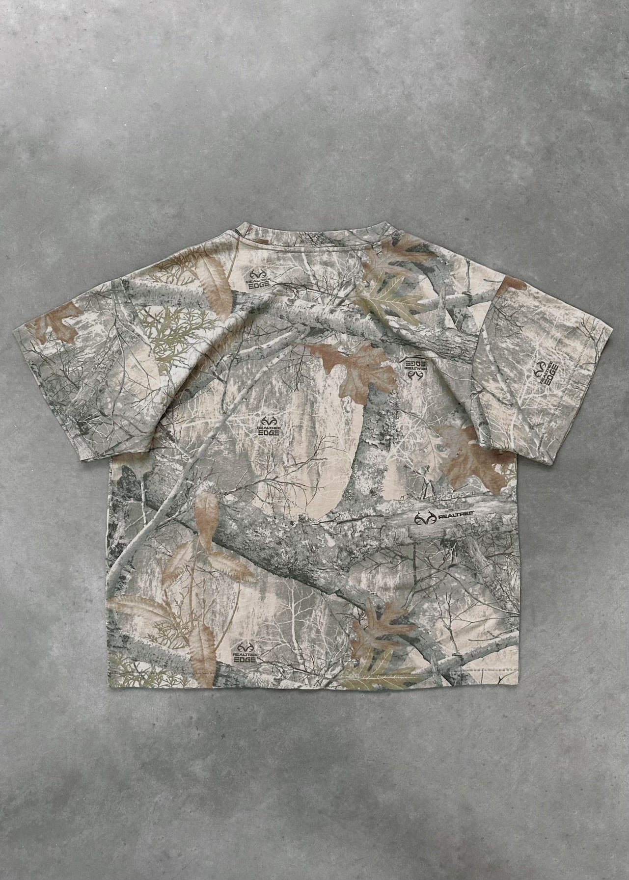 "CHAIN-PEEKER" SINGLE STITCHED TEE - REALTREE® CAMO