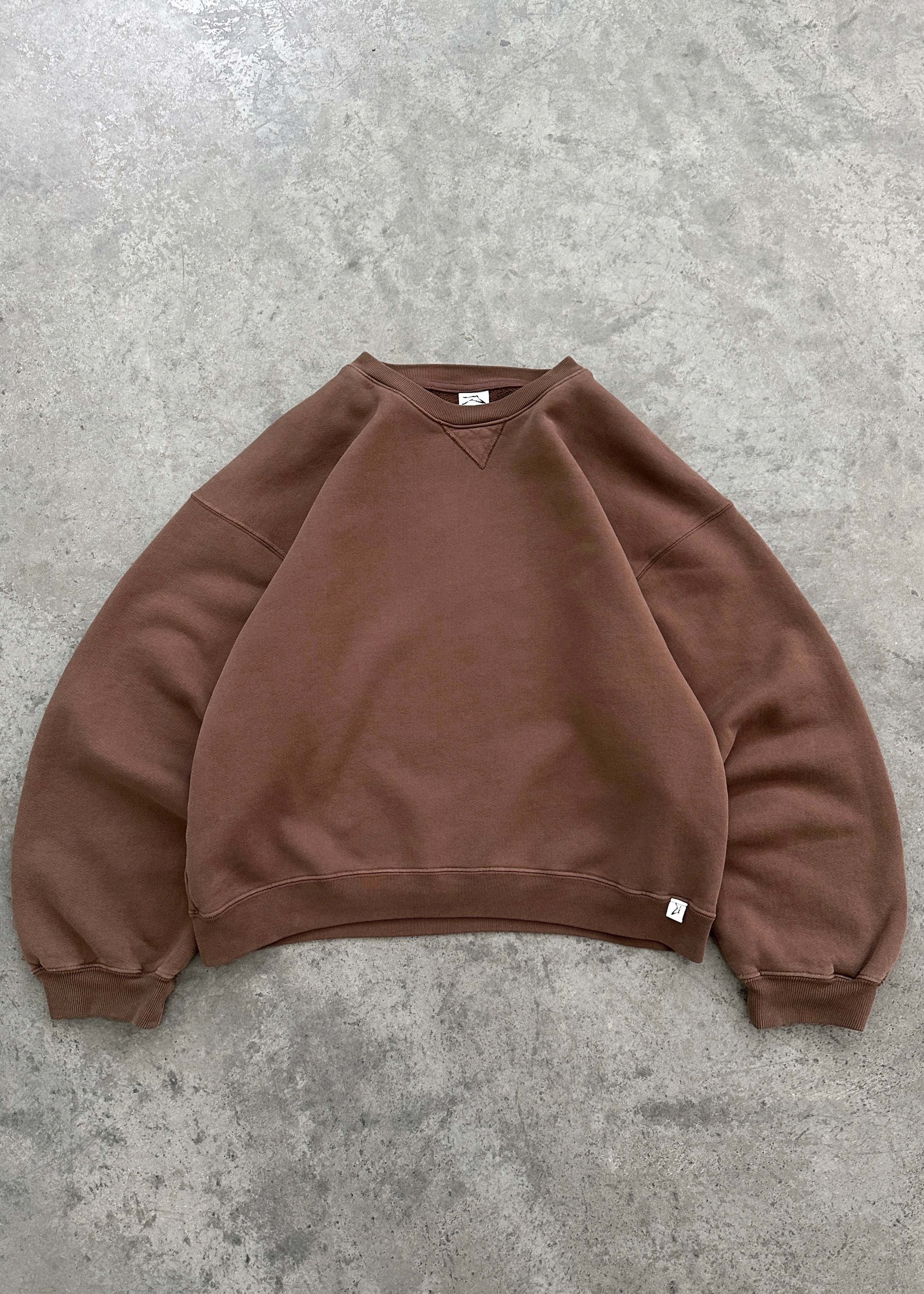 AKIMBO CREWNECK - COFFEE