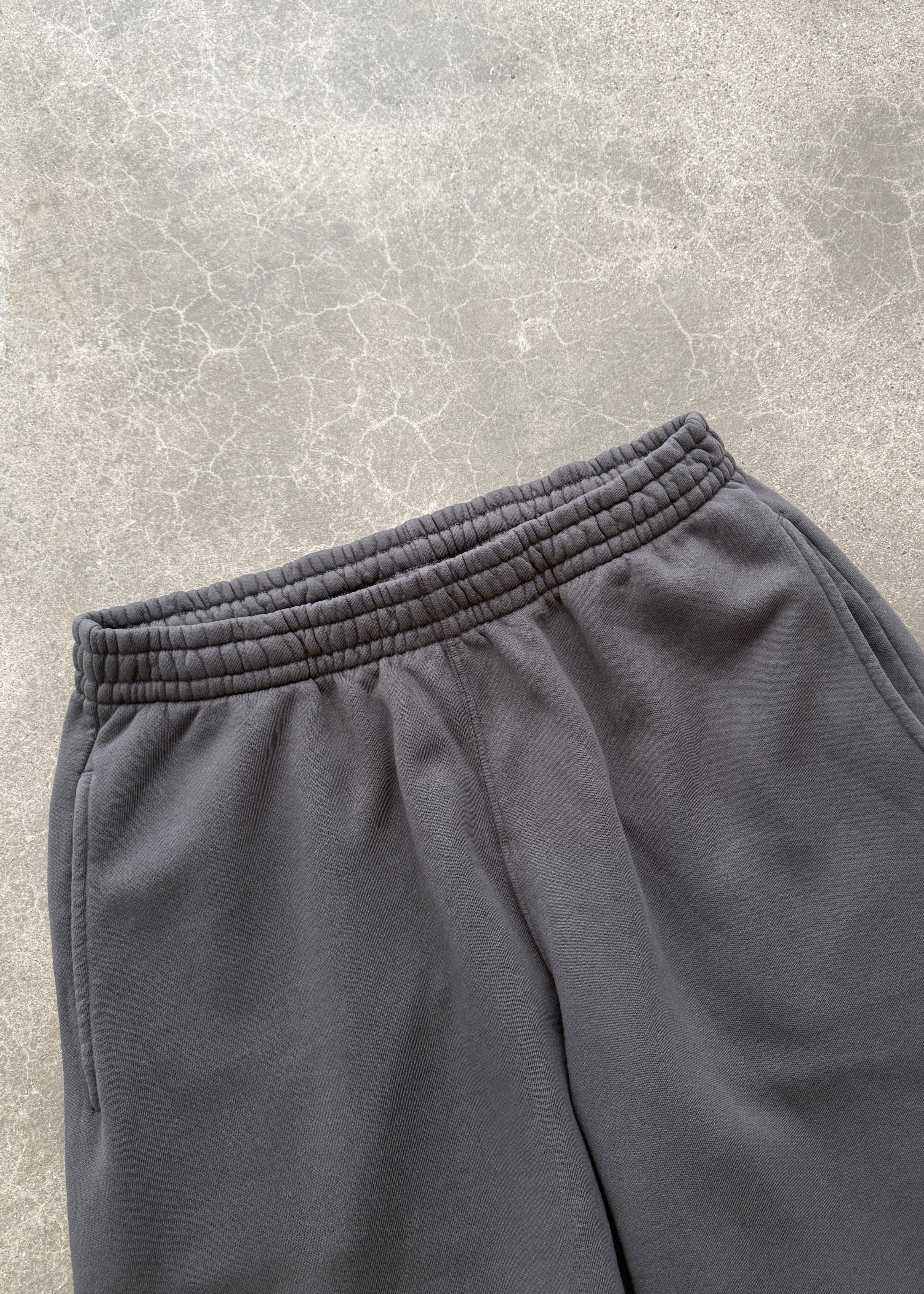 STRAIGHT-LEG SWEATPANTS - CHARCOAL