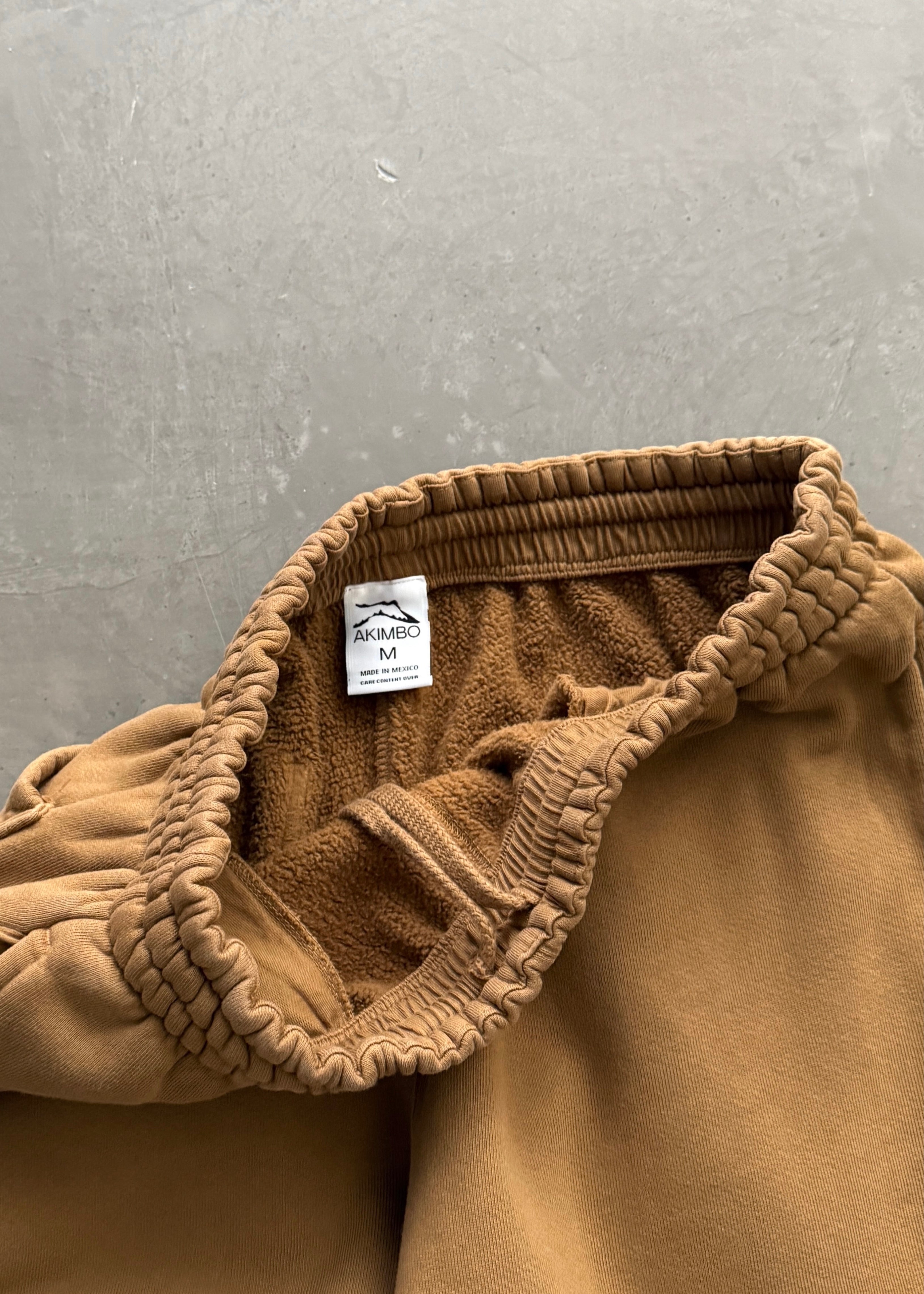 AKIMBO STRAIGHT-LEG SWEATPANTS - TOBACCO