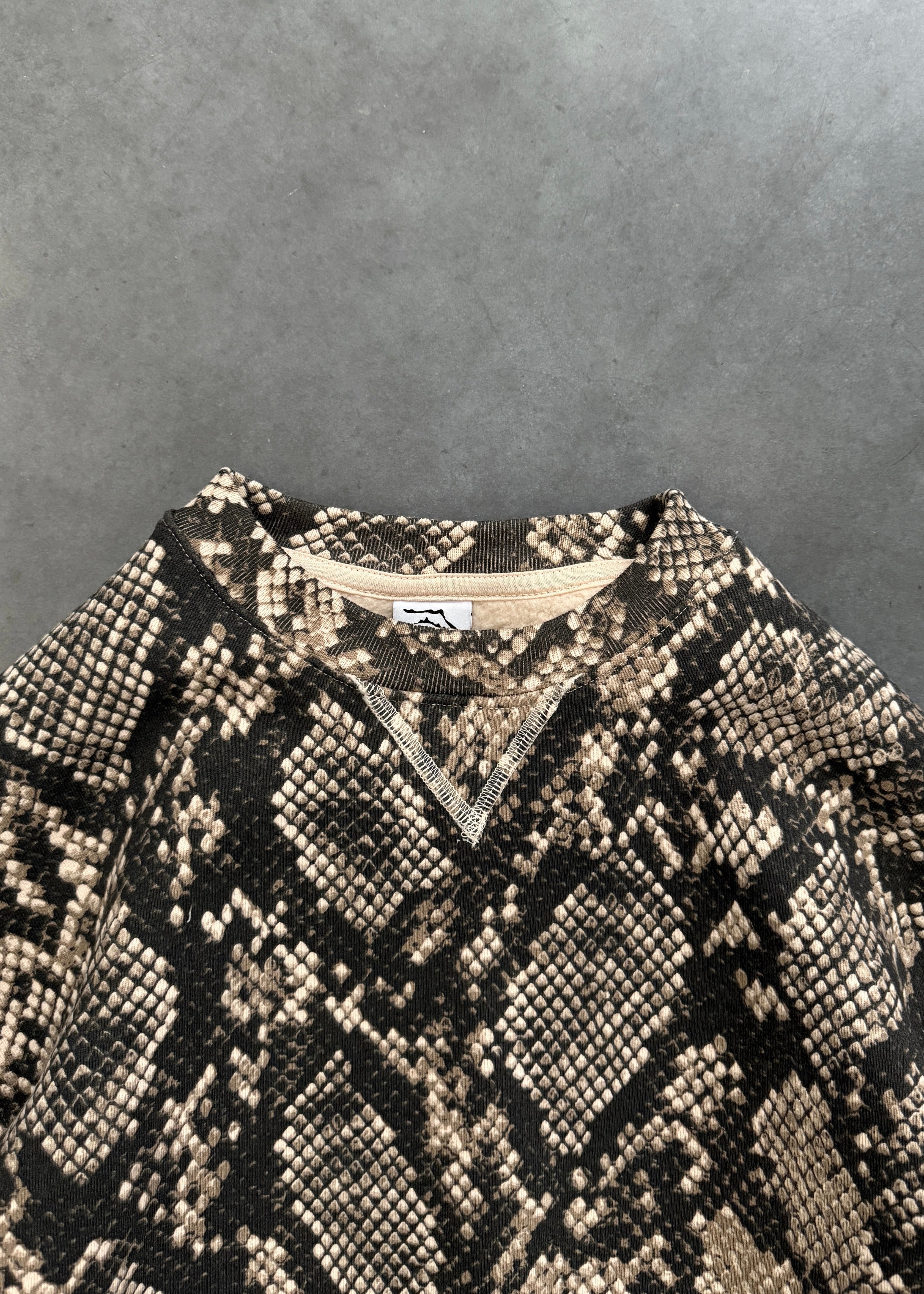 AKIMBO CREWNECK - PYTHON