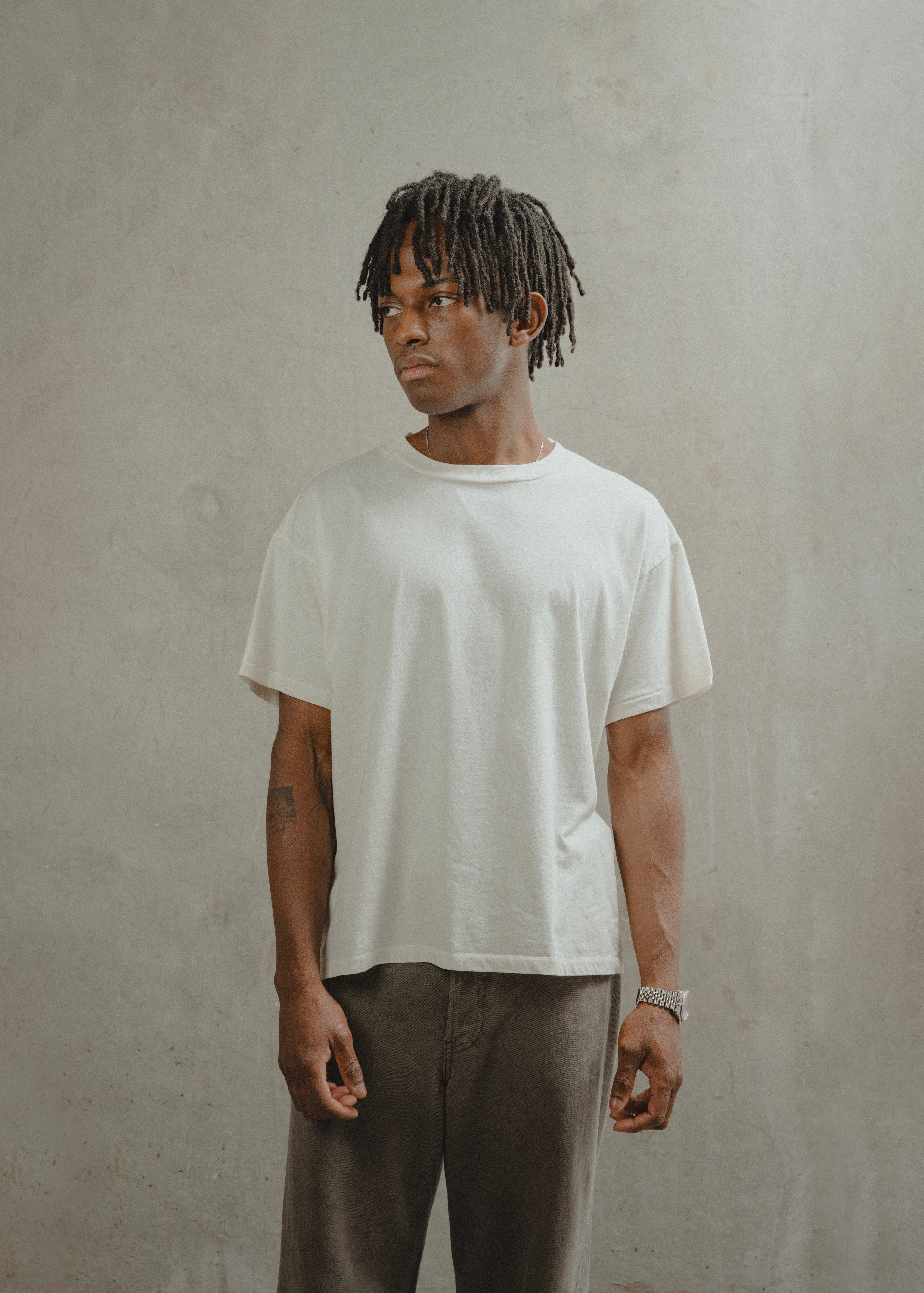 “CHAIN-PEEKER” SINGLE STITCHED TEE - HEATHER GREY