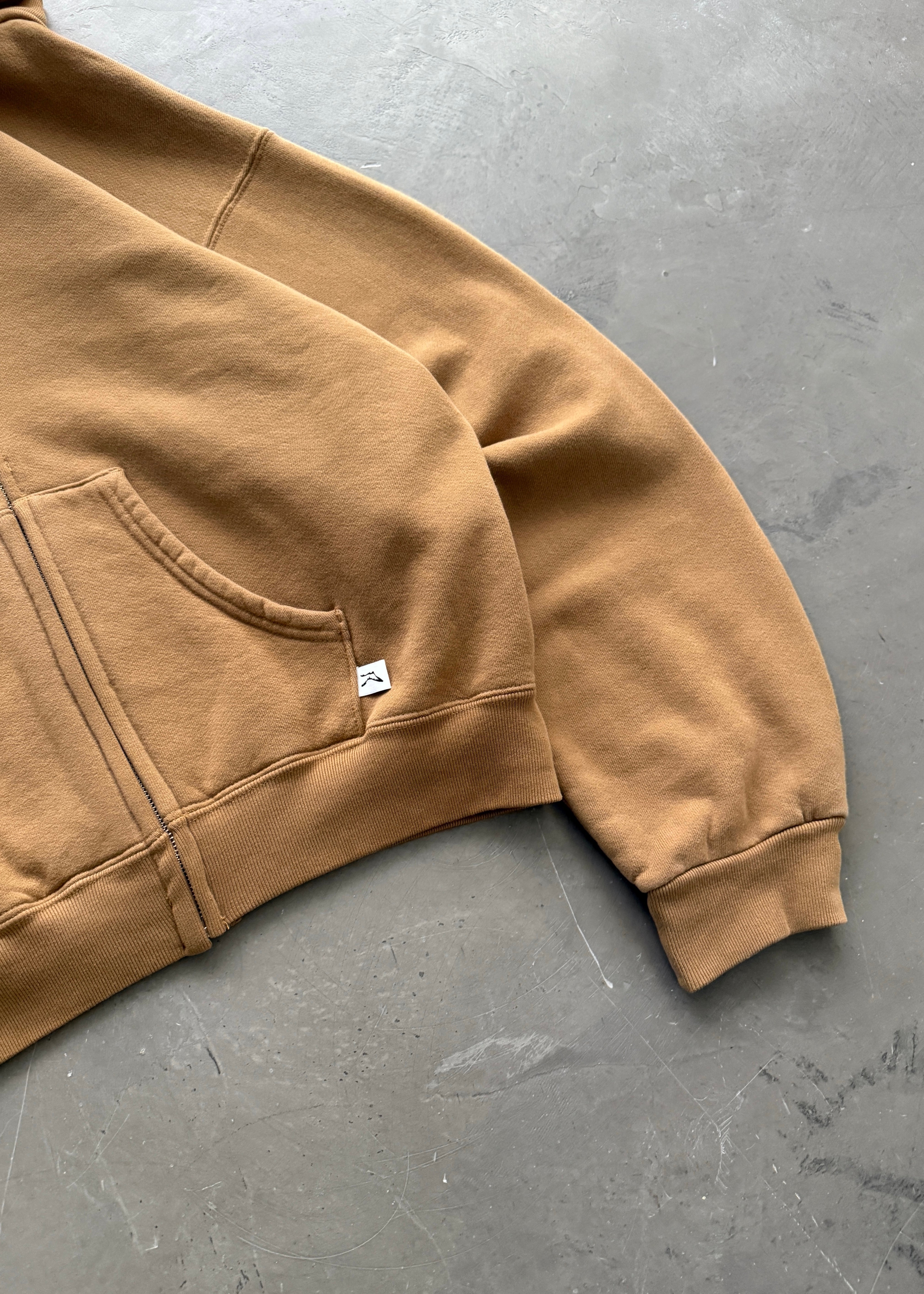 AKIMBO ZIP-UP HOODIE - TOBACCO
