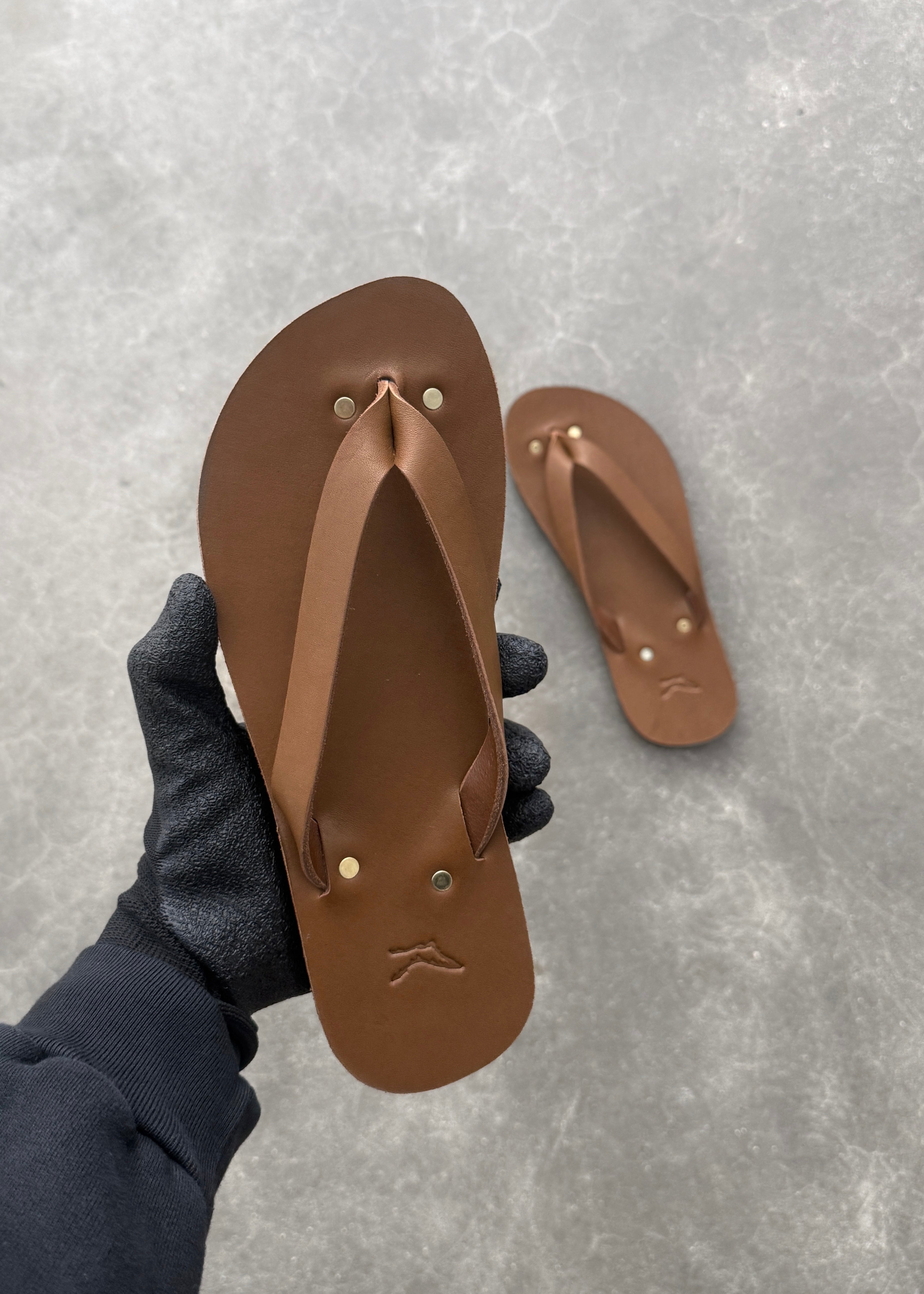 LEATHER FLIP FLOPS - BROWN
