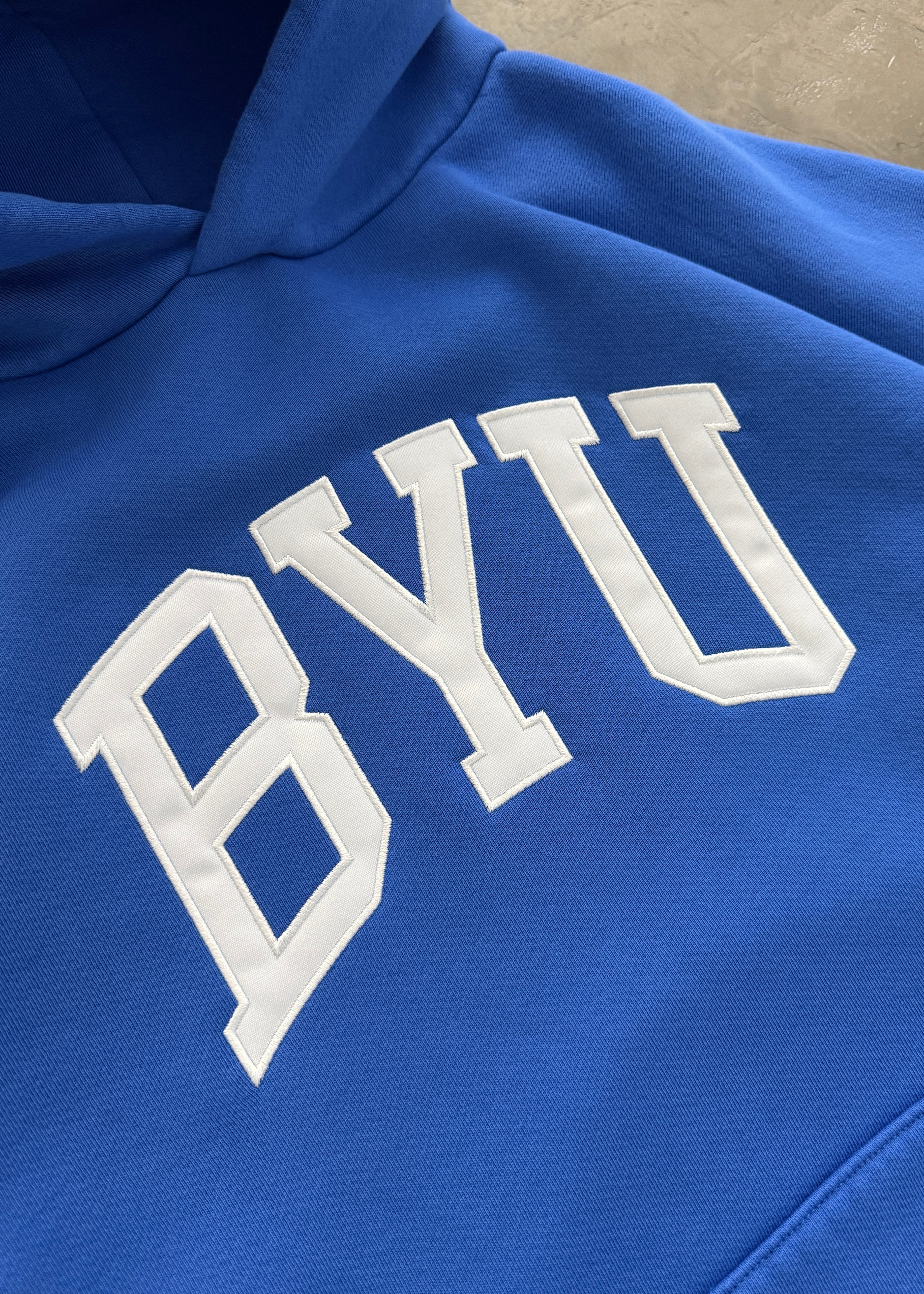 AKIMBO HOODIE - BRIGHAM YOUNG UNIVERSITY® STAPLE
