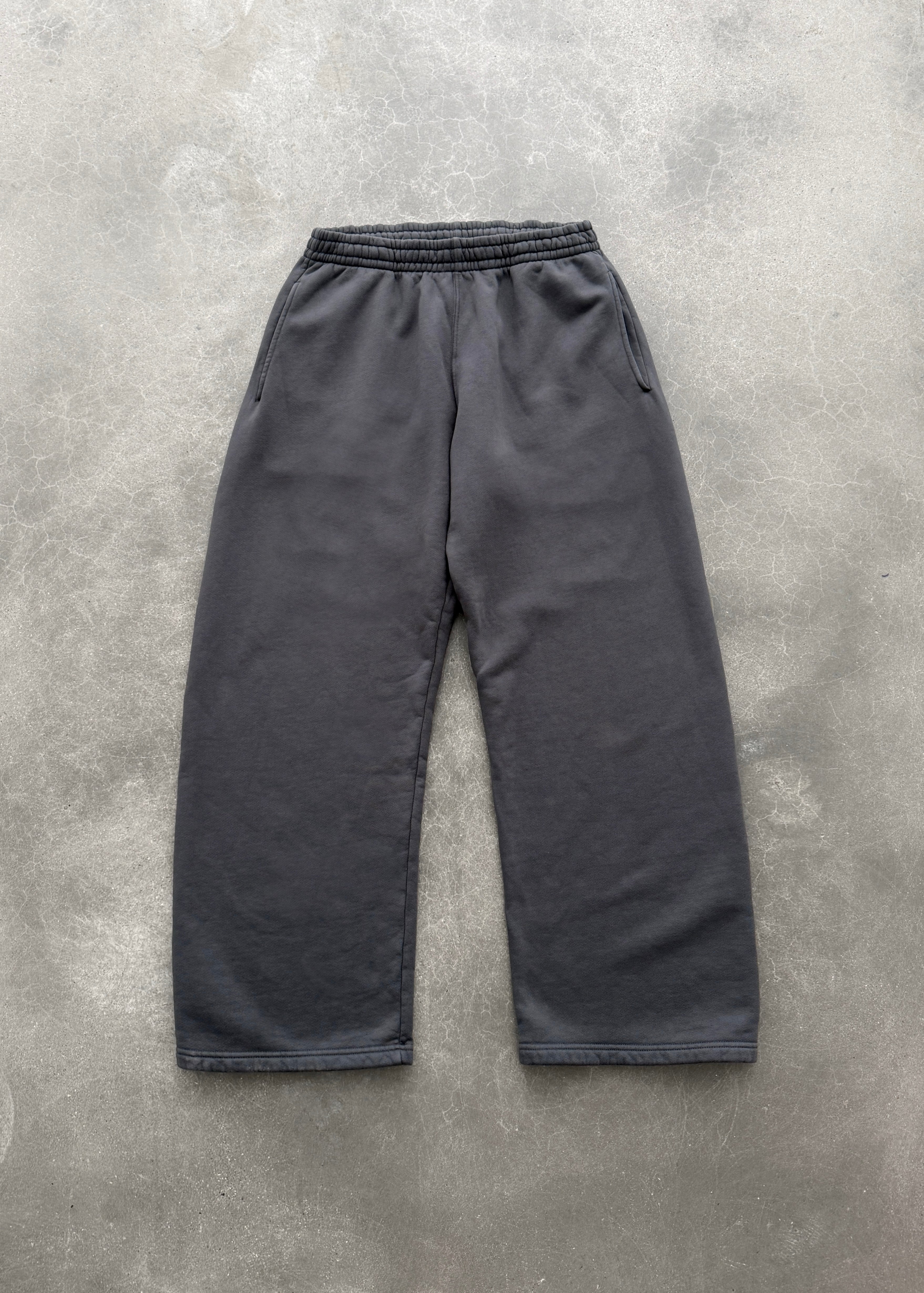 STRAIGHT-LEG SWEATPANTS - CHARCOAL