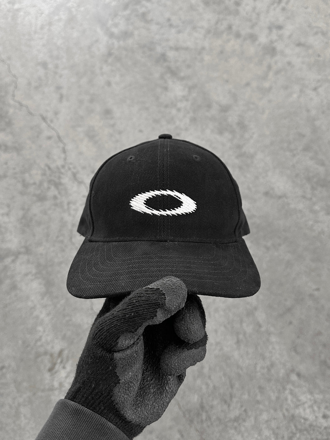 BLACK OAKLEY SNAPBACK - 2000S