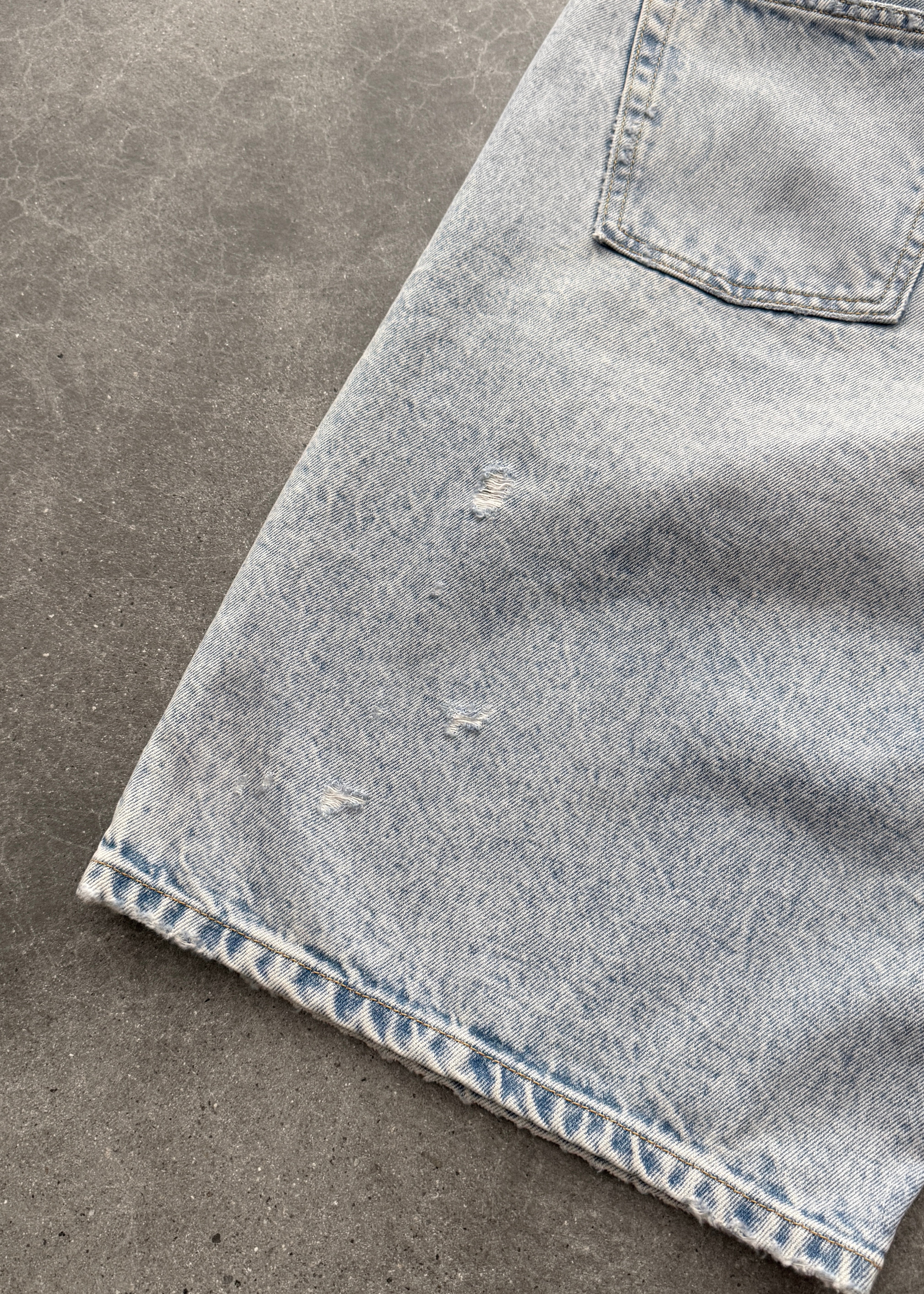 801 BAGGY DISTRESSED DENIM SHORT - LIGHT WASH