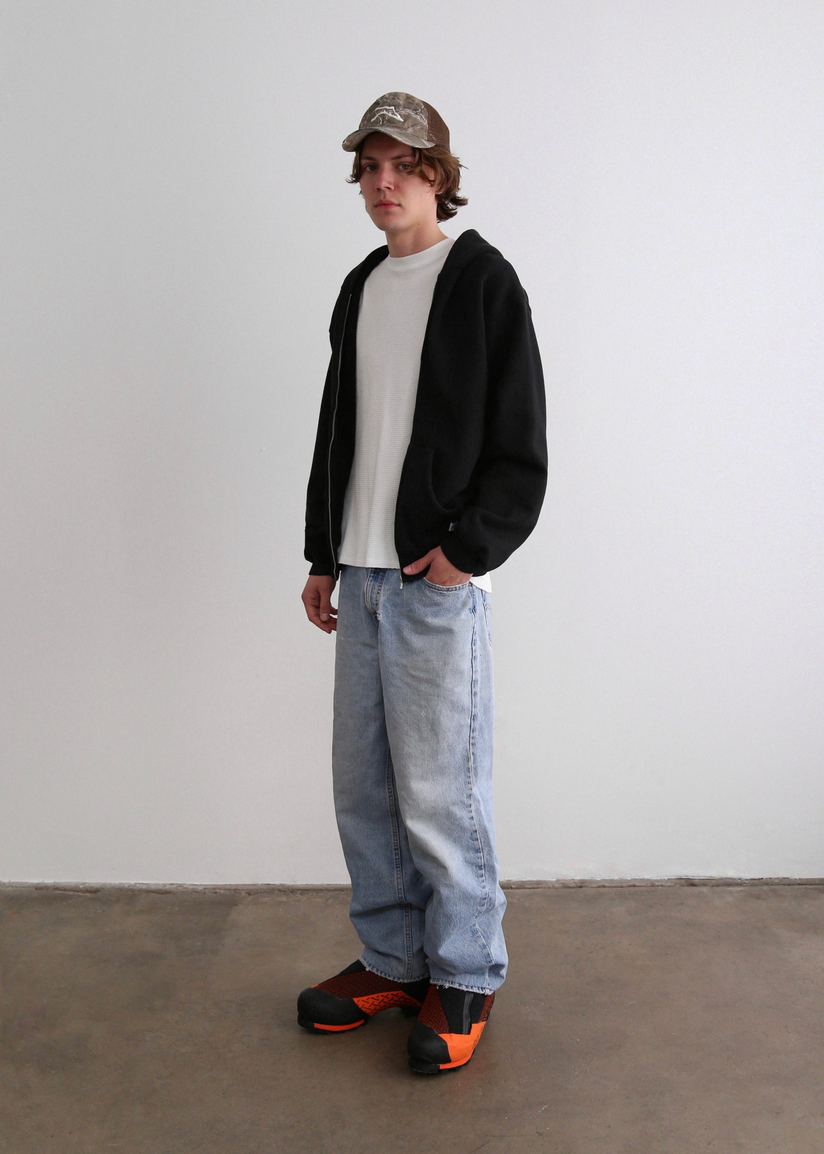 AKIMBO ZIP-UP HOODIE - BLACK