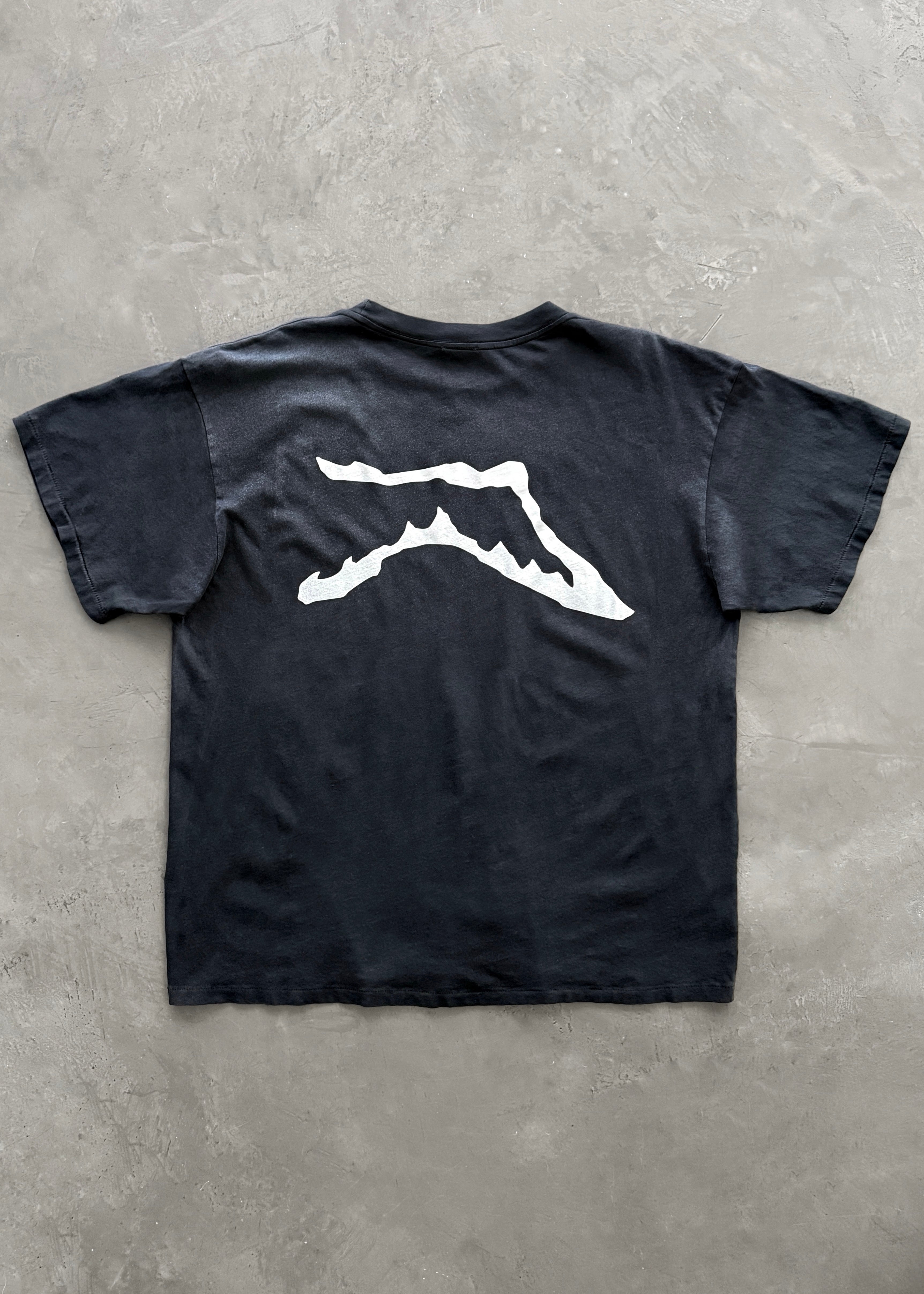 AKIMBO RANGE TEE - BLACK