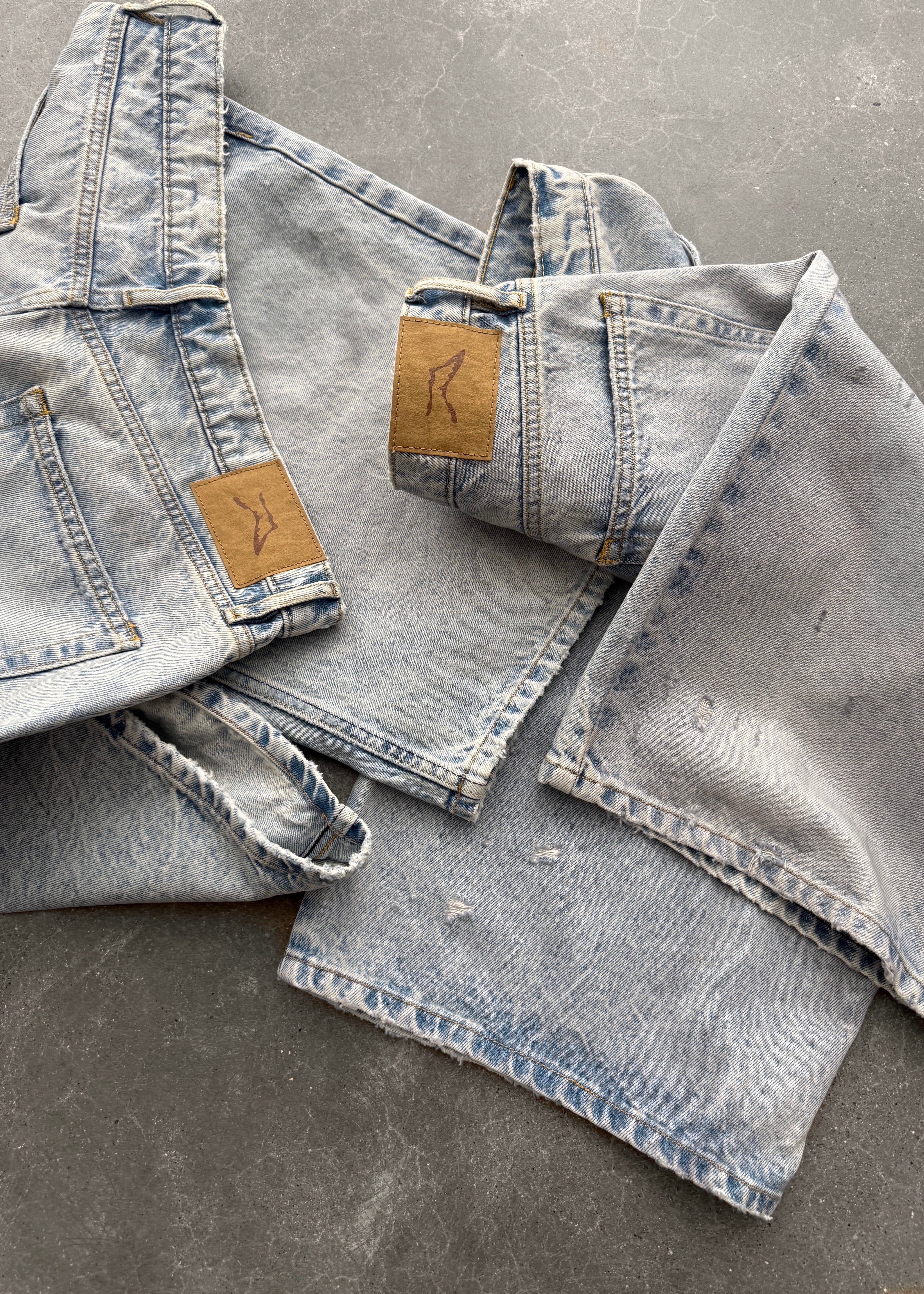 801 BAGGY DISTRESSED DENIM SHORT - LIGHT WASH