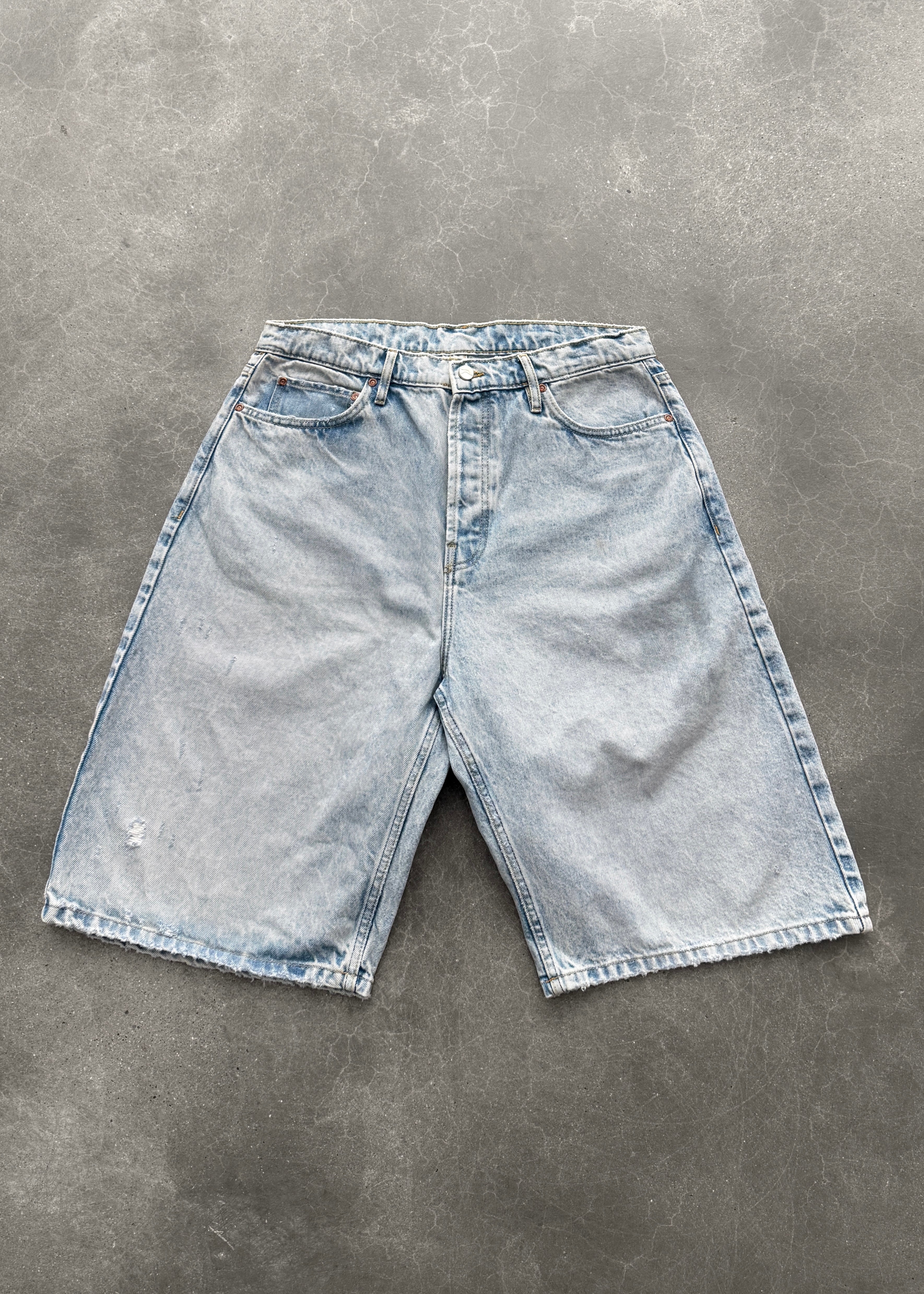 801 BAGGY DISTRESSED DENIM SHORT - LIGHT WASH