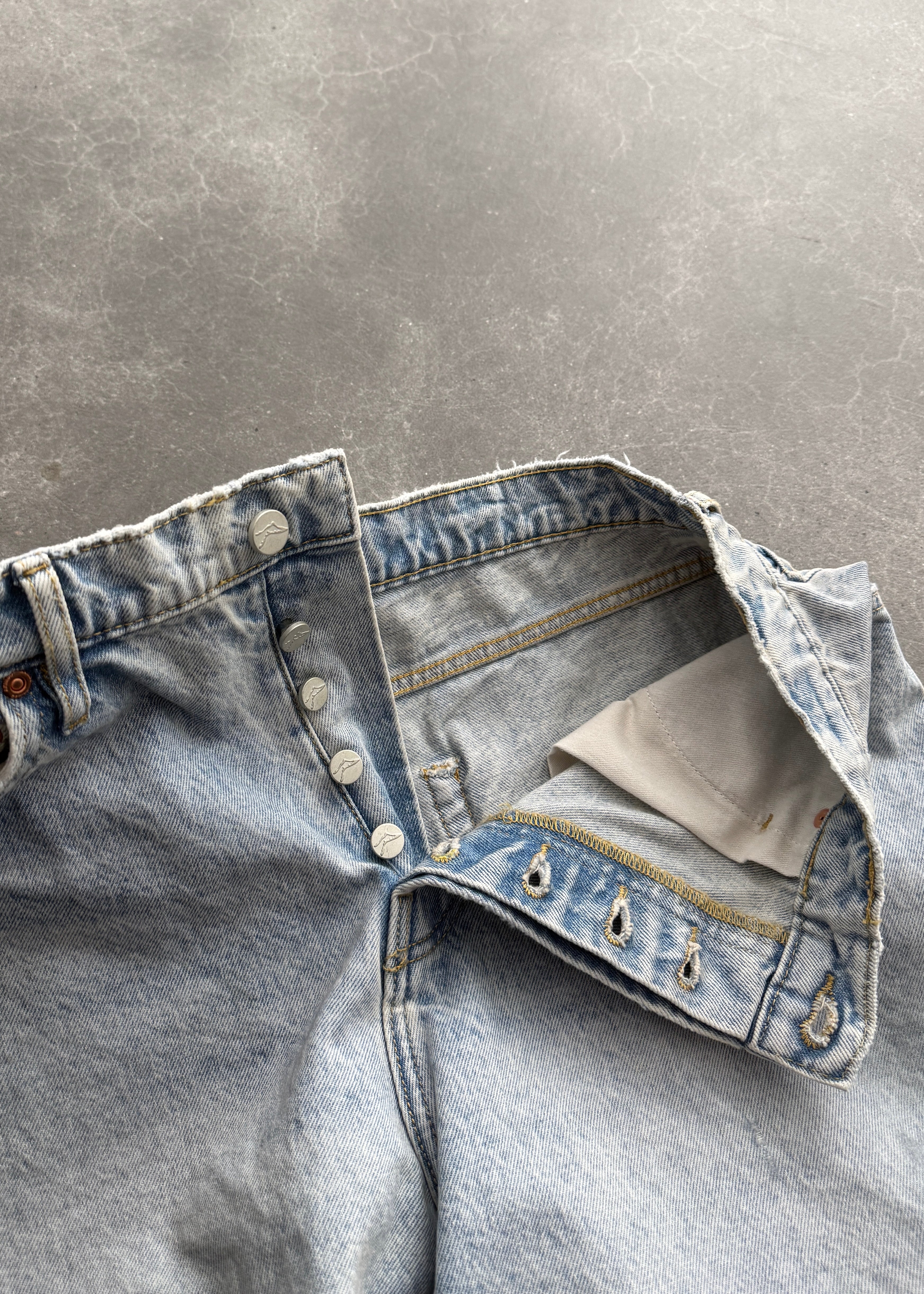 801 BAGGY DISTRESSED DENIM SHORT - LIGHT WASH