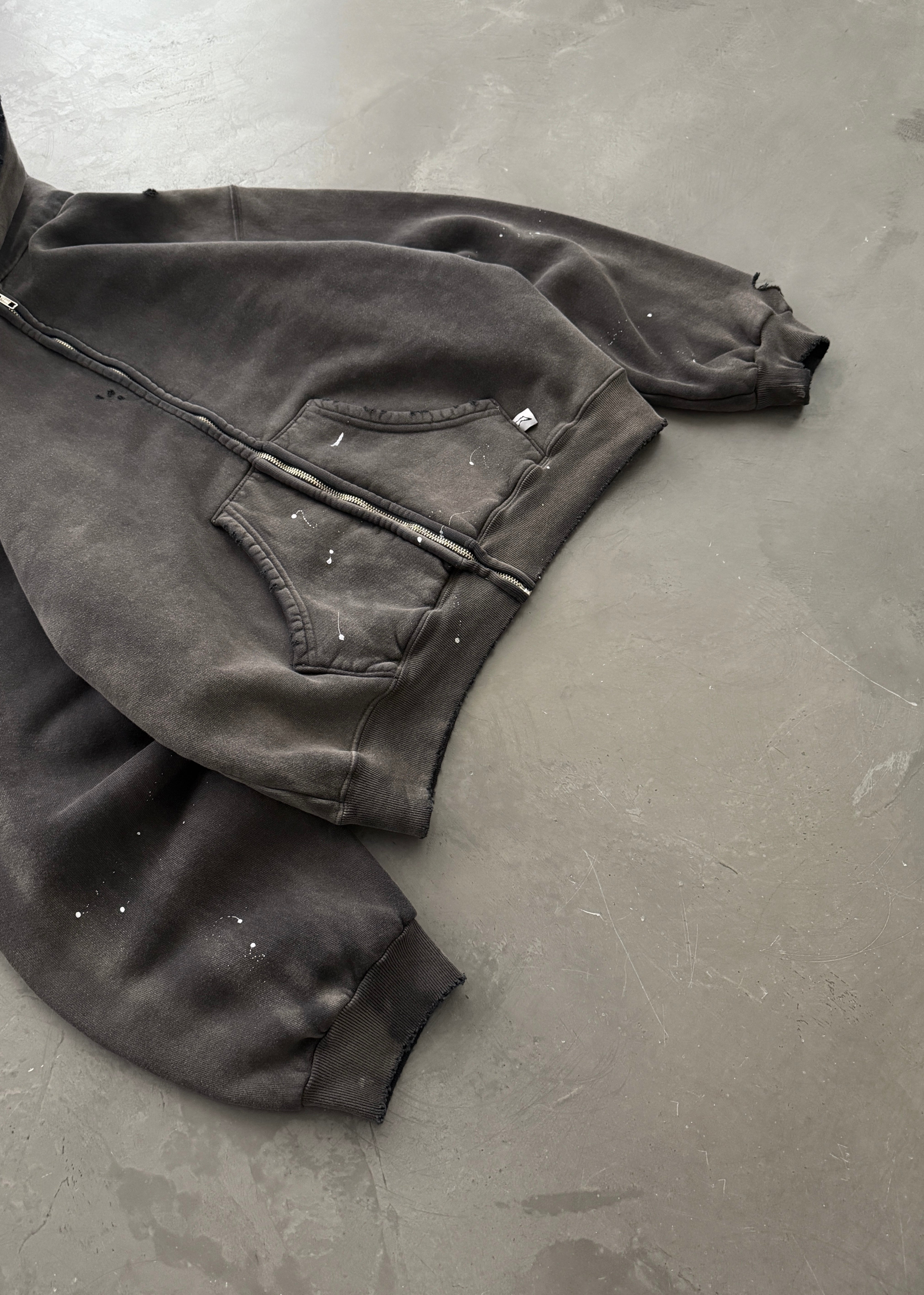 AKIMBO "WATCH-PEEKER" DISTRESSED ZIP UP HOODIE - SUN FADED BLACK