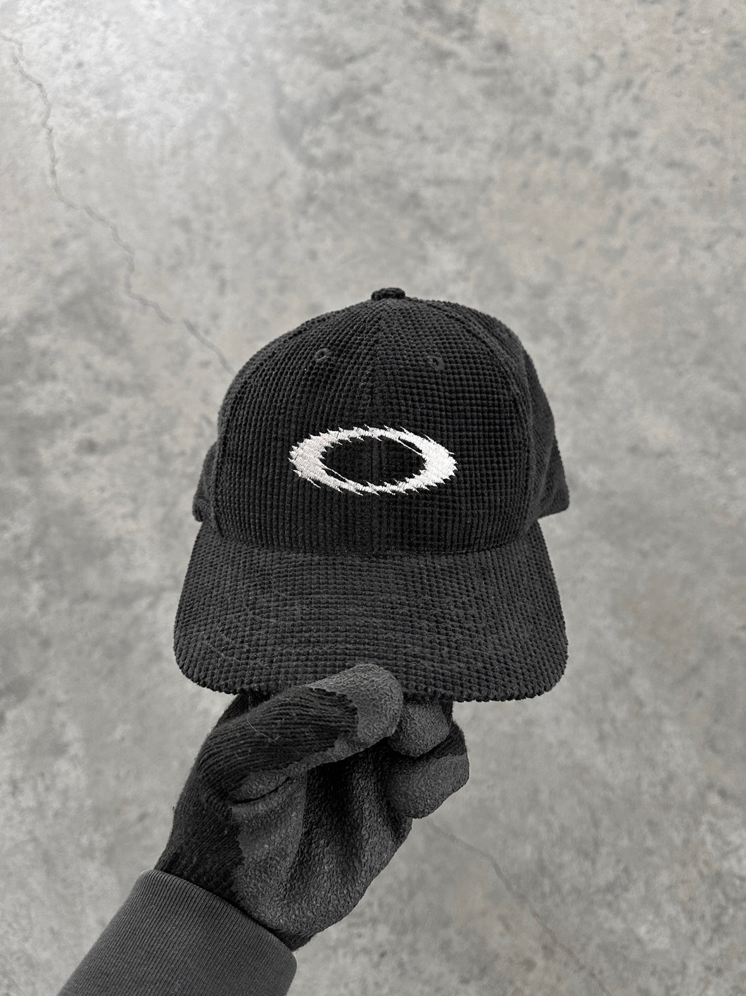 BLACK CORDUROY OAKLEY SNAPBACK - 2000S