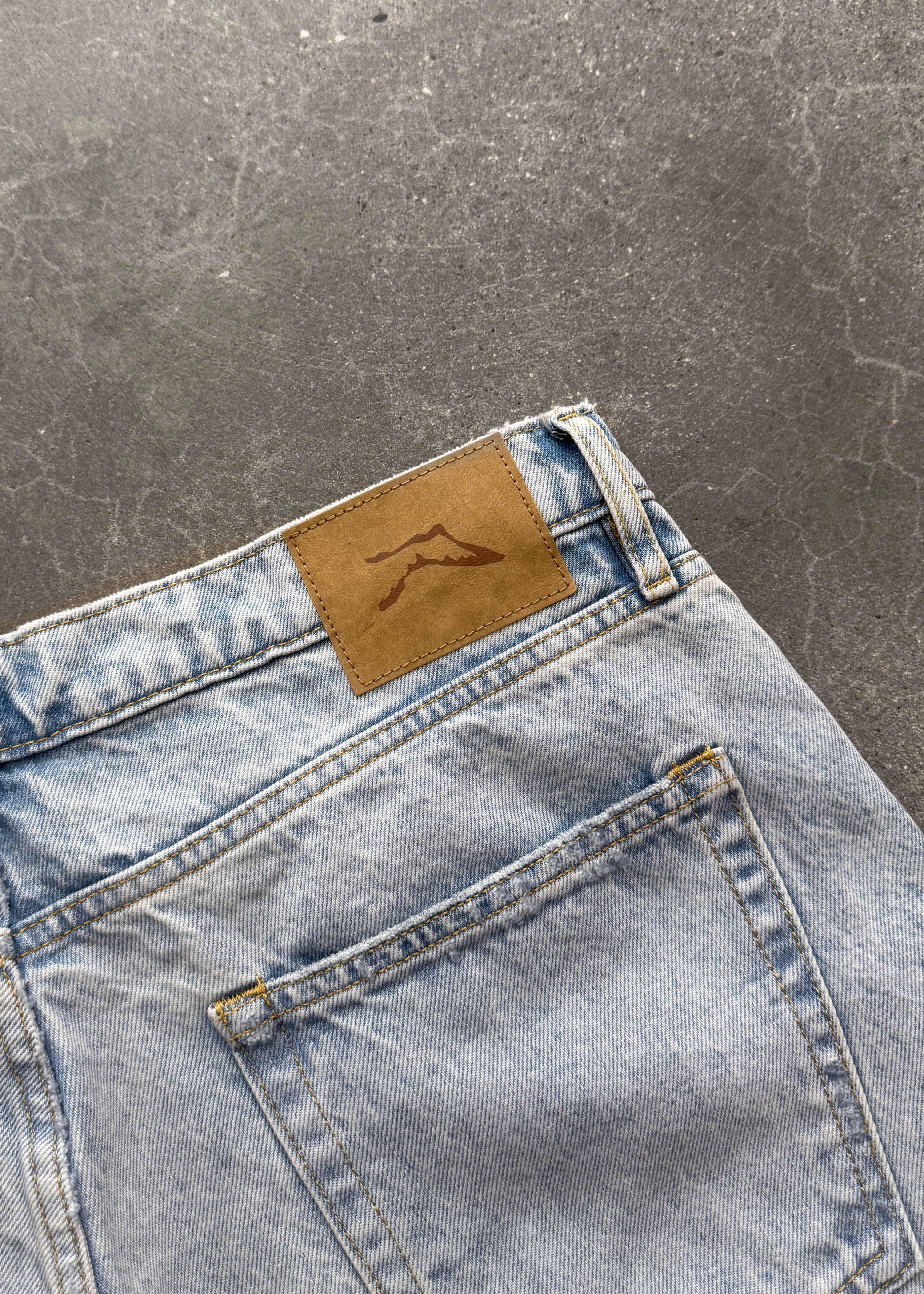 801 BAGGY DISTRESSED DENIM SHORT - LIGHT WASH