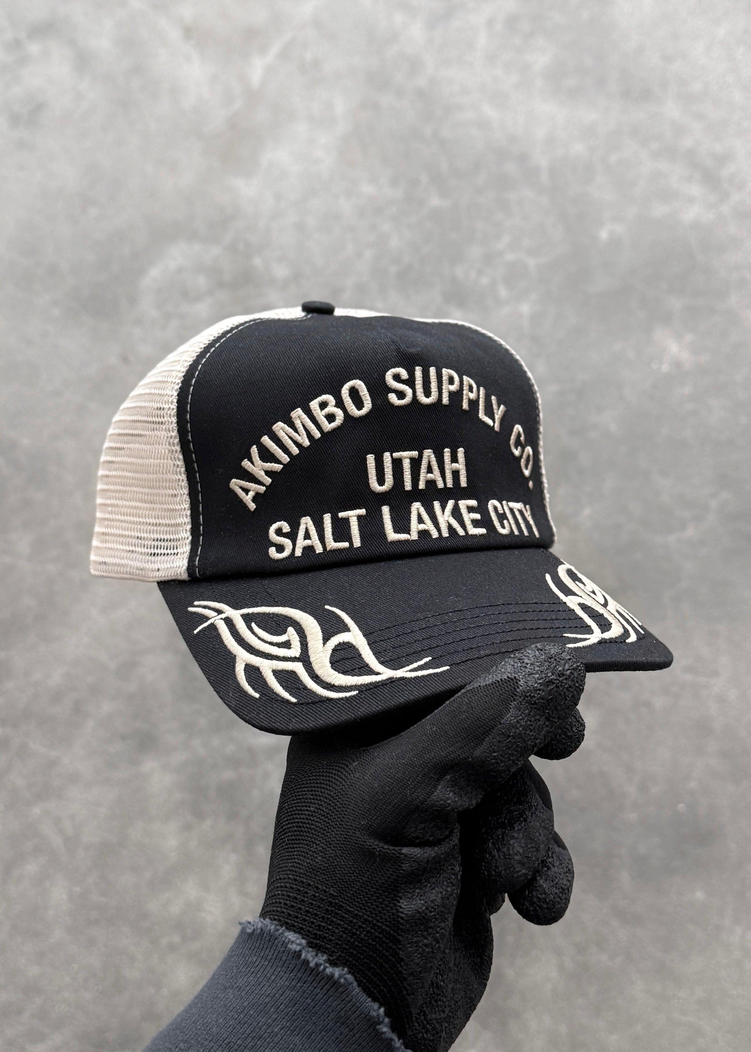 TRUCKER CAP - BLACK / OFF-WHITE