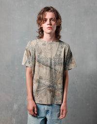"CHAIN-PEEKER" SINGLE STITCHED TEE - REALTREE® CAMO