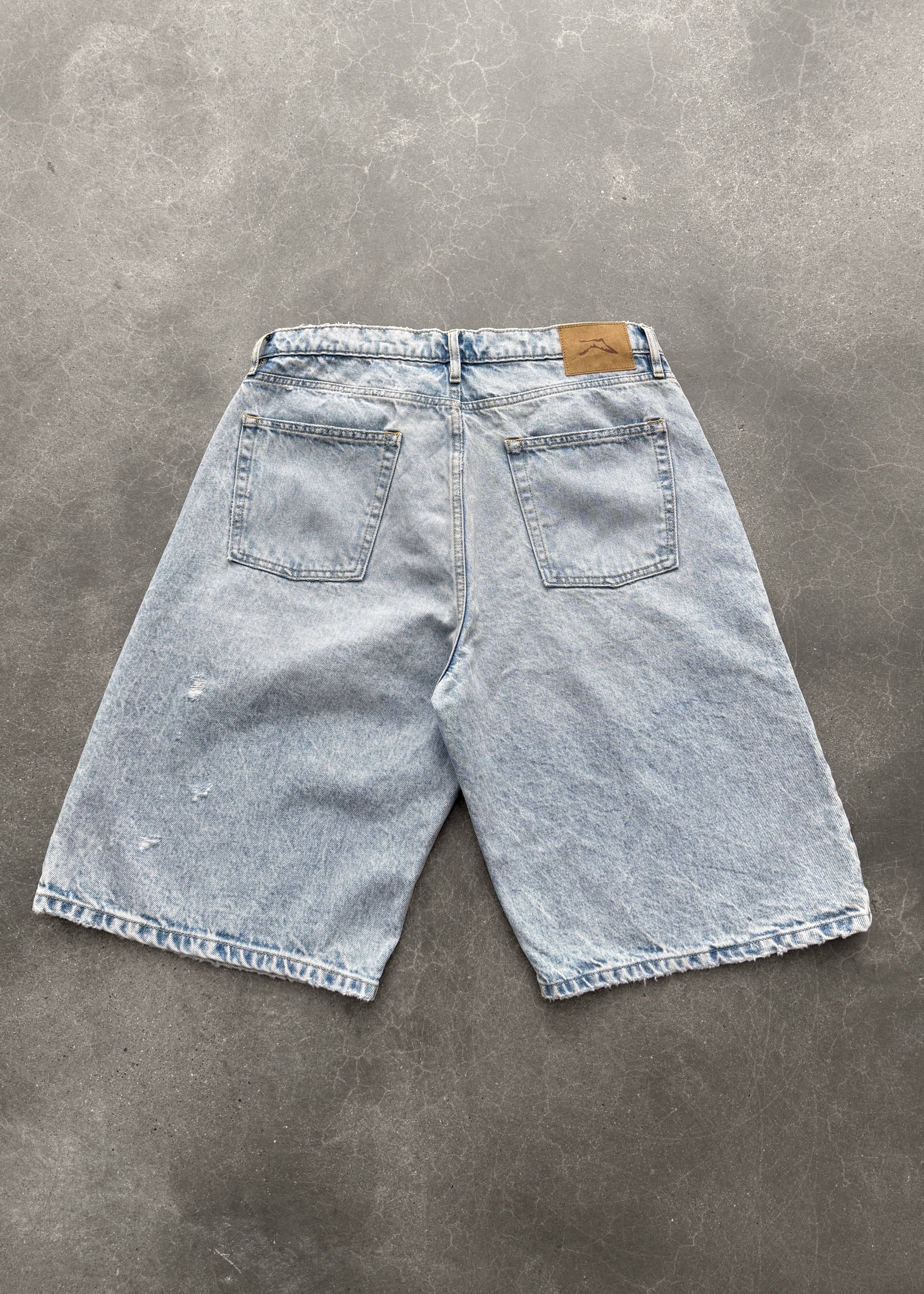801 BAGGY DISTRESSED DENIM SHORT - LIGHT WASH