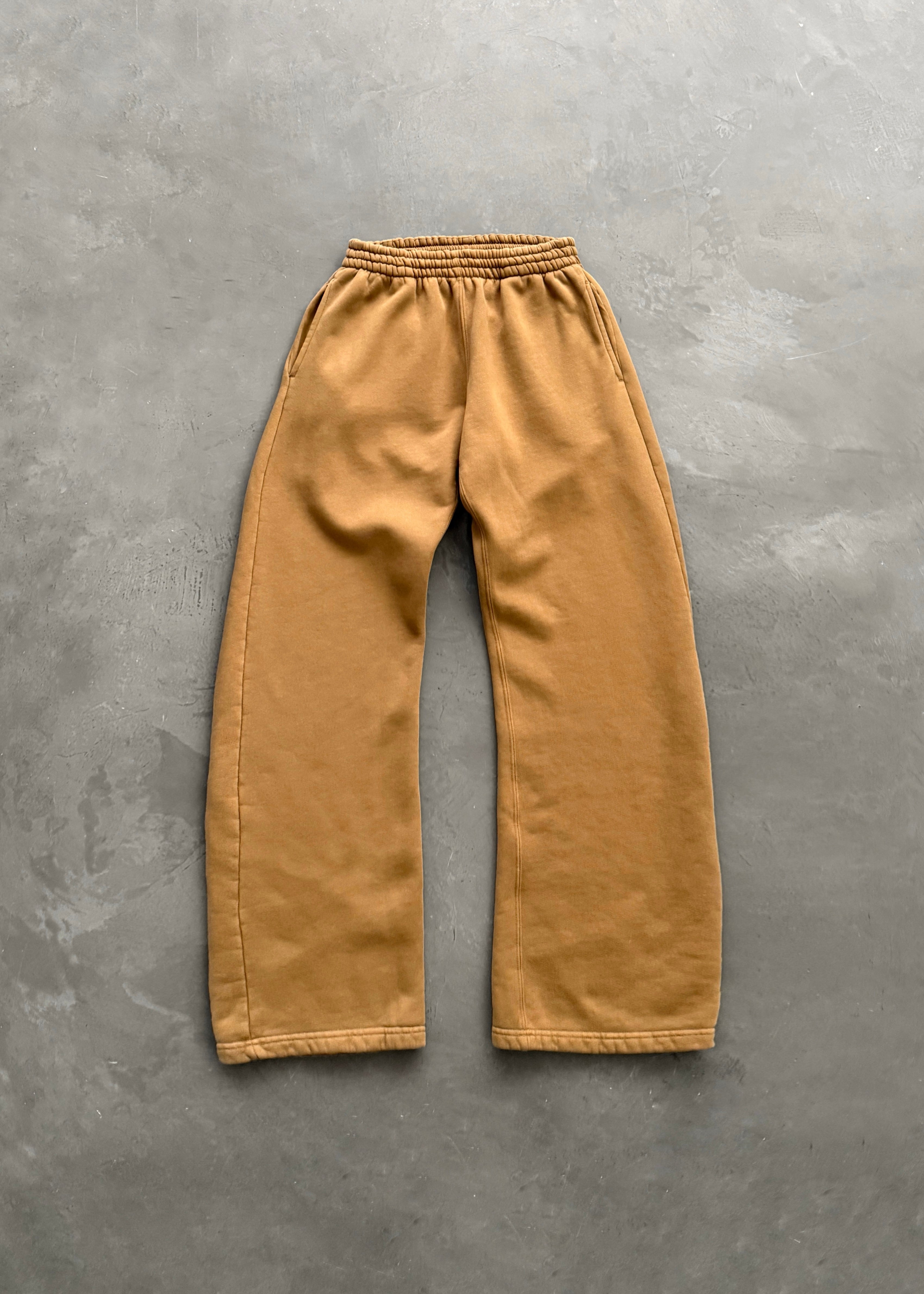 AKIMBO STRAIGHT-LEG SWEATPANTS - TOBACCO