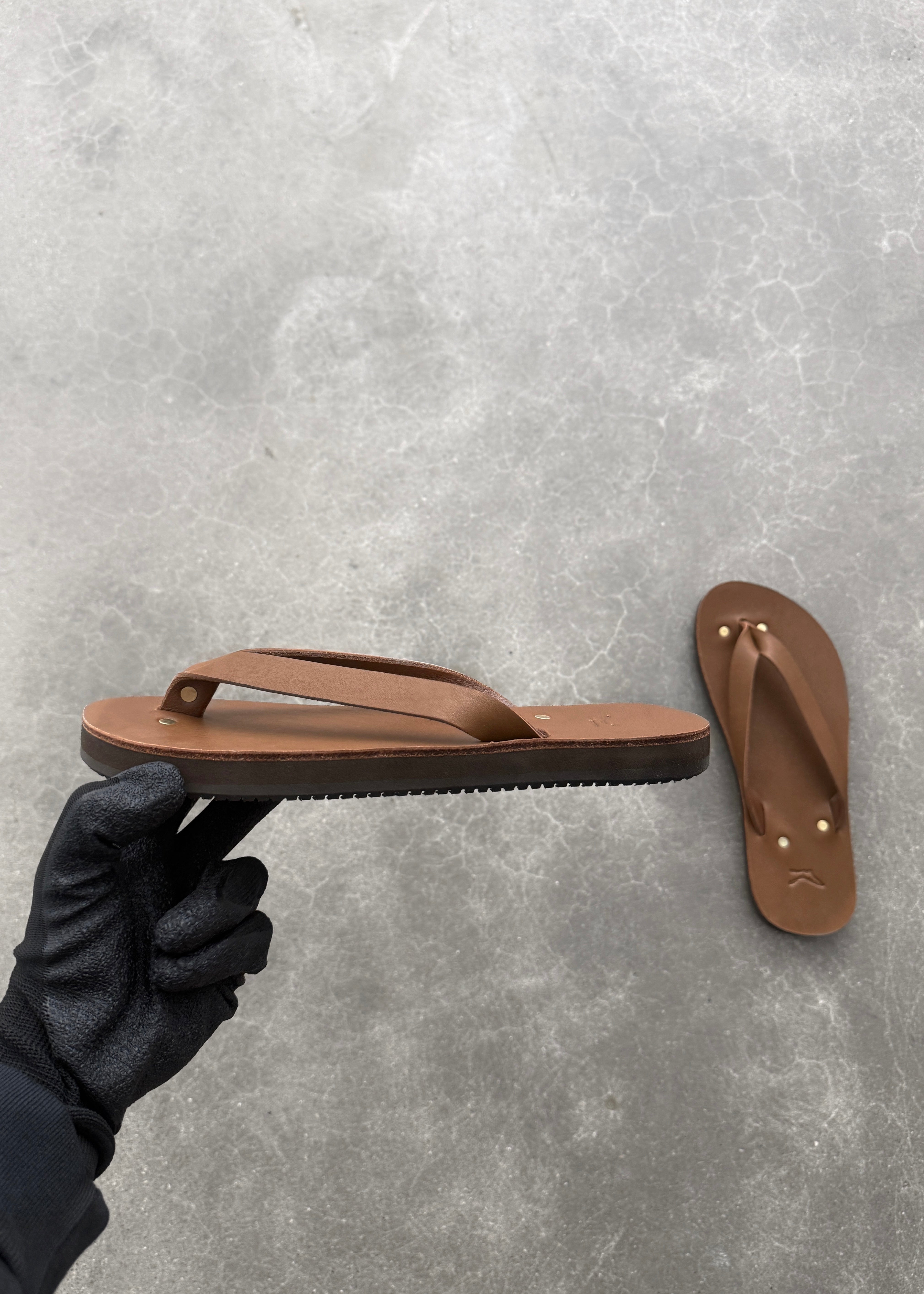 LEATHER FLIP FLOPS - BROWN