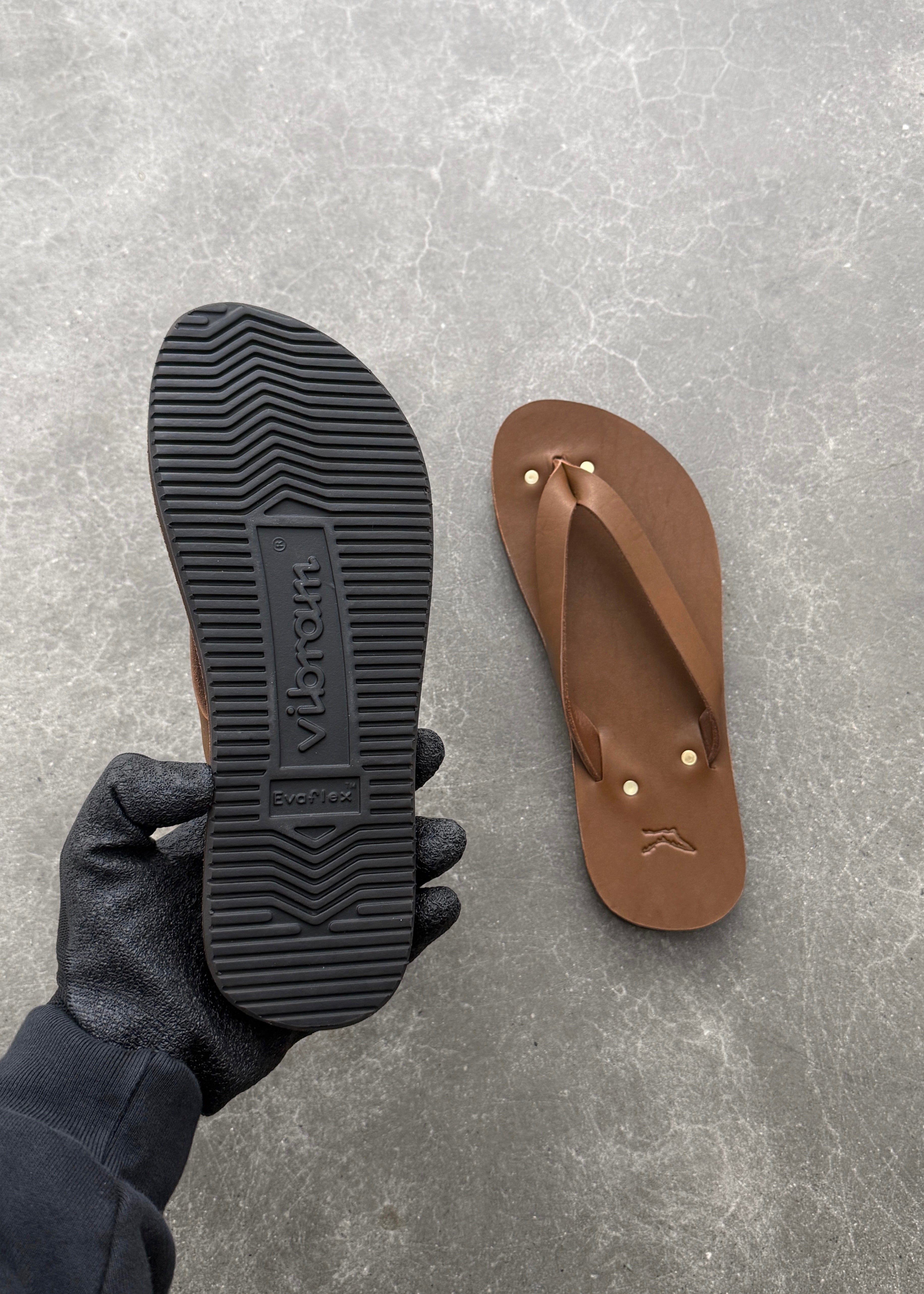 LEATHER FLIP FLOPS - BROWN