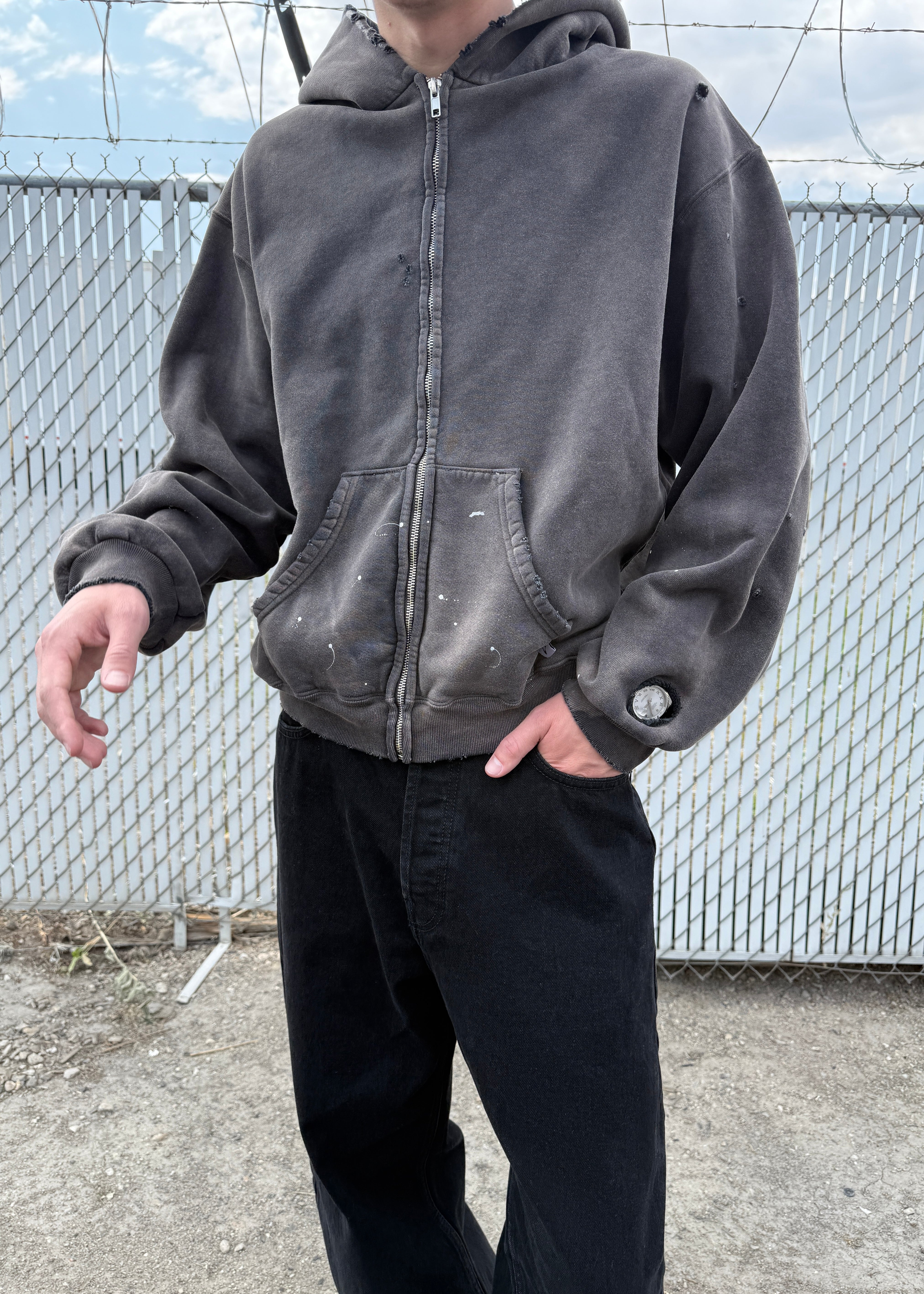 AKIMBO "WATCH-PEEKER" DISTRESSED ZIP UP HOODIE - SUN FADED BLACK